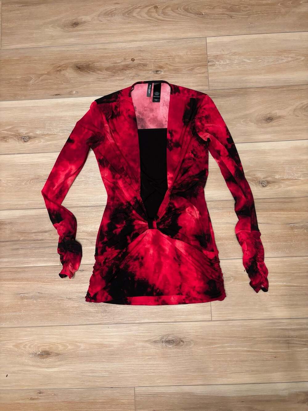 Bisou Bisou Michele Bohbot Red Black Tie Dye Long Sleeve Twisted Front Ruched To